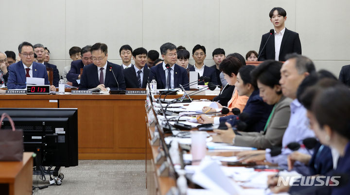 [서울=뉴시스] 이영환 기자 = 가수 남태현이 12일 오후 서울 여의도 국회에서 열린 보건복지부 등 국정감사에 참고인으로 출석해 마약 재활 정책 및 재활치료 관련 발언을 하고 있다.  2023.10.12. 20hwan@newsis.com