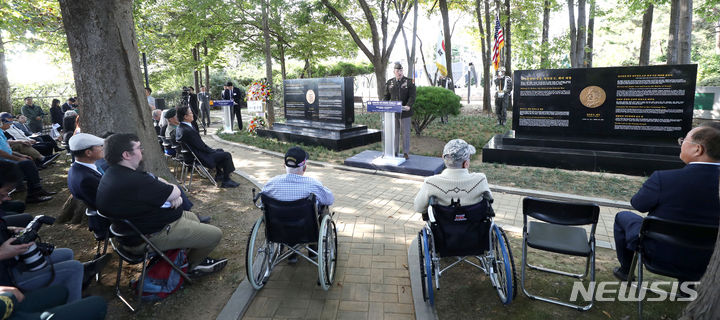 [파주=뉴시스] 김선웅 기자 = 윌러드 벌러슨 미 8군 사령관이 12일 경기 파주시 임진각에서 열린 6.25 전쟁 참전용사 故 존 싱글러브 미국 육군 예비역 소장·윌리엄 웨버 대령 추모 조형물 제막식에서 축사를 하고 있다. 2023.10.12. mangusta@newsis.com