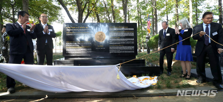 [파주=뉴시스] 김선웅 기자 = 12일 경기 파주시 임진각에서 6.25 전쟁 참전용사 故 존 싱글러브 미국 육군 예비역 소장·윌리엄 웨버 대령 추모 조형물 제막식이 열리고 있다. 2023.10.12. mangusta@newsis.com