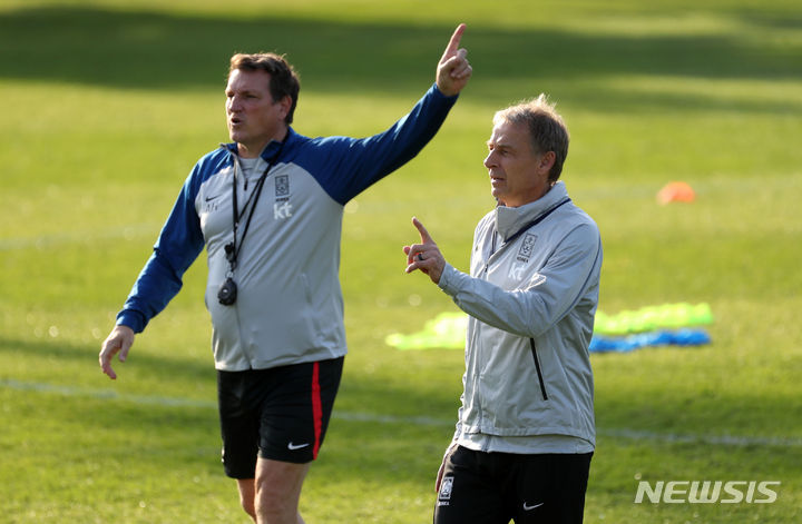 [파주=뉴시스] 김선웅 기자 = 축구대표팀 위르겐 클린스만 감독이 튀니지와의 평가전을 하루 앞둔 12일 경기 파주시 NFC에서 훈련을 지도하고 있다. 왼쪽은 안드레아스 헤어초크 수석코치. 2023.10.12. mangusta@newsis.com