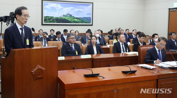 [서울=뉴시스] 추상철 기자 = 이강섭 샤니 대표가 12일 오후 서울 여의도 국회에서 열린 환경노동위원회의 고용노동부 등에 대한 국정감사에서 의원의 질의에 답변하고 있다. 2023.10.12. scchoo@newsis.com