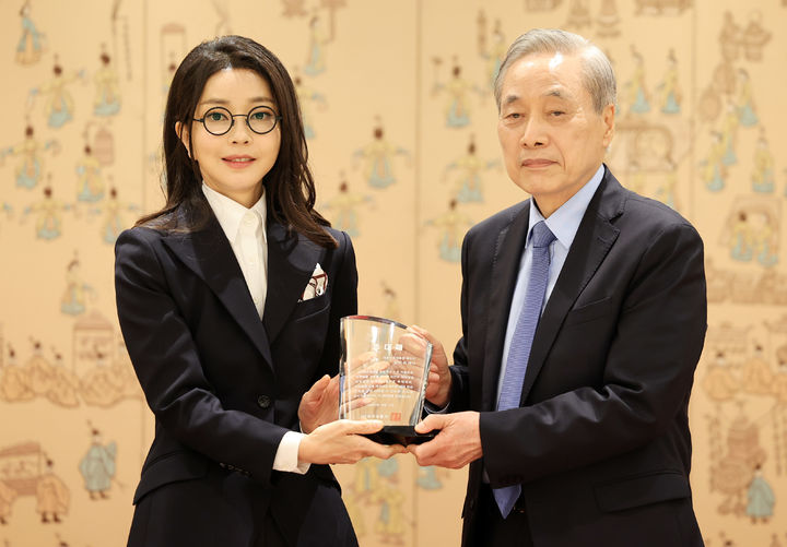 [서울=뉴시스] 윤석열 대통령 부인 김건희 여사가 12일 서울 용산 대통령실 청사에서 이민혁 대한암협회 회장으로부터 대한암협회 명예회장 추대패를 받은 뒤 기념촬영하고 있다. (사진=대통령실 제공) 2023.10.12. photo@newsis.com *재판매 및 DB 금지