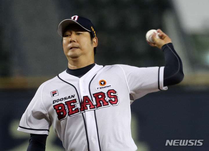 [서울=뉴시스] 김명년 기자 = 12일 서울 잠실야구장에서 열린 2023 KBO 리그 NC 다이노스 대 두산 베어스 경기, 1회 초 두산 선발 투수 장원준이 역투하고 있다. 2023.10.12. kmn@newsis.com