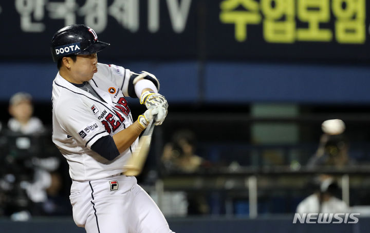 [서울=뉴시스] 김명년 기자 = 12일 오후 서울 송파구 잠실야구장에서 열린 2023 KBO 리그 NC 다이노스 대 두산 베어스 경기, 두산 4회말 공격 선두타자 허경민이 솔로 홈런을 치고 있다. 2023.10.12. kmn@newsis.com
