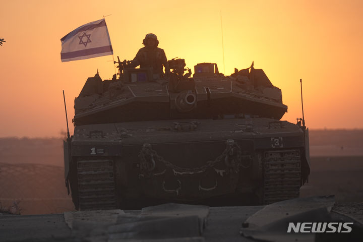 [가자지구=AP/뉴시스] 12일(현지시각) 이스라엘군 전차가 이스라엘 남부에서 가자지구로 이동하고 있다. 이스라엘군이 가자지구 인근에 전차와 군 장비를 집결해 지상군 투입이 임박했음을 암시하고 있다. 2023.10.13.