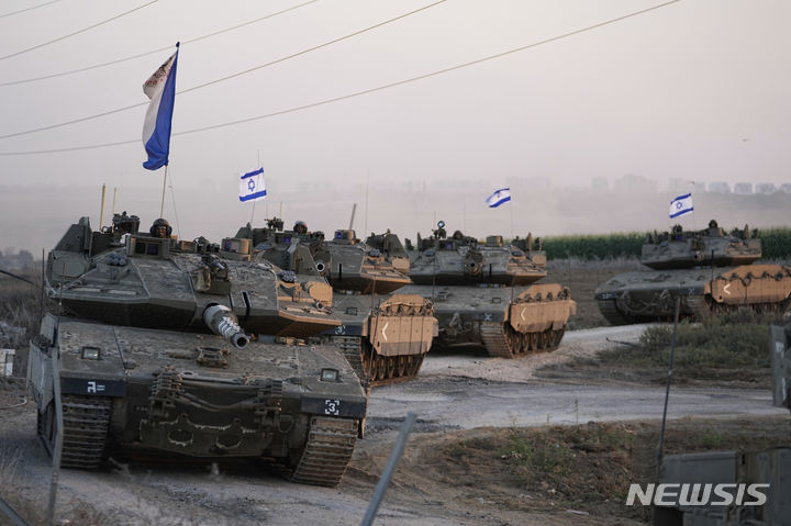 [가자지구=AP/뉴시스] 12일(현지시각) 이스라엘군 전차들이 이스라엘 남부에서 가자지구로 이동하고 있다. 2023.10.13.