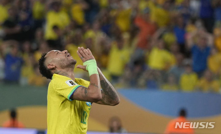 [쿠이아바=AP/뉴시스] 브라질의 네이마르가 12일(현지시각) 브라질 쿠이아바의 아레나 판타나우에서 열린 2026 국제축구연맹(FIFA) 북중미 월드컵 남미 예선 3차전 베네수엘라와 경기 중 기회를 놓쳐 아쉬워하고 있다. 브라질은 베네수엘라와 1-1로 비기며 2승1무(승점7)로 2위에 자리했다. 2023.10.13.