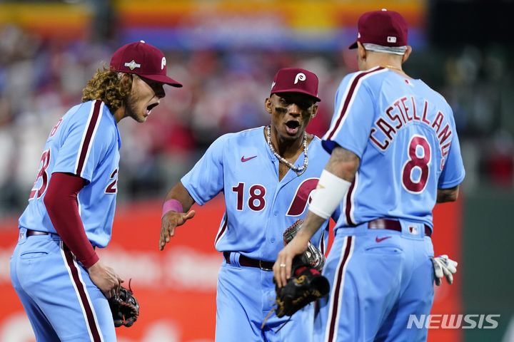 [필라델피아=AP/뉴시스] 필라델피아 필리스는 13일(한국시간) 미국 펜실베이니아주 필라델피아의 시티즌스 뱅크 파크에서 열린 애틀랜타 브레이브스와의 메이저리그(MLB) 내셔널리그 디비전시리즈(NLDS·5전3선승제) 4차전에서 3-1로 이겼다. 2023.10.13
