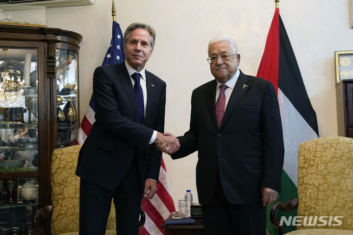 [암만=AP/뉴시스]팔레스타인 가자지구에서의 지상전이 임박한 가운데, 13일(현지시간) 팔레스타인 자치정부(PA) 수반과 요르단 국왕은 가자지구 주민들을 내보내서는 안 된다고 밝혔다. 사진은 이날 토니 블링컨 미국 국무장관(왼쪽)이 요르단 암만에서 마무드 아바스 팔레스타인 자치정부(PA) 수반과 만나 악수하고 있는 모습. 2023.10.14.