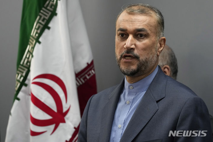 [베이루트(레바논)=AP/뉴시스] 이란은 22일(현지시간) 이스라엘과 이스라엘을 지지하는 미국에게 대량 학살을 중단하라고 경고했다. 사진은 아미르압둘라히안 외무장관이 지난 13일(현지시간) 레바논 베이루트에서 기자회견을 하고 있는 모습. 2023.10.23.