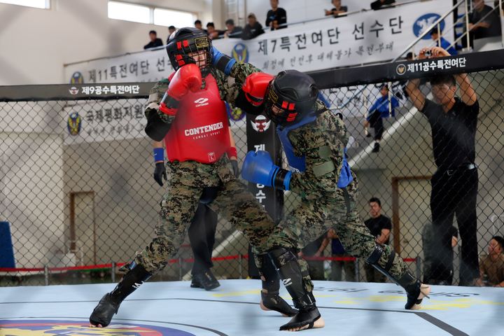 [서울=뉴시스] 11~13일까지 육군특수전사령부에서 진행된 특공무술 경연대회의 겨루기 종목에 참여한 장병들이 치열한 경합을 벌이고 있다. (사진=육군 제공) 2023.10.13. photo@newsis.com *재판매 및 DB 금지