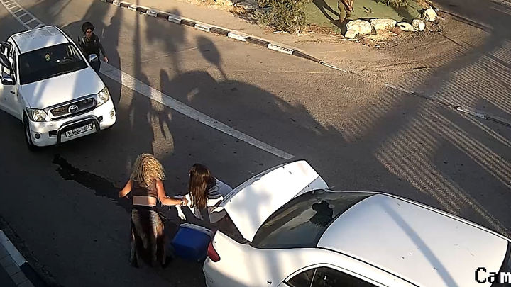 팔레스타인 무장 정파 하마스가 지난 7일 이스라엘 키부츠(집단 농장)를 기습 공격해 이스라엘 방위군(IDF)과 교전을 벌이는 가운데 승용차 뒤에 몸을 숨긴 여성 2명이 아슬아슬하게 구조되는 영상이 텔레그램에 공개됐다. 출처 @South First Responders *재판매 및 DB 금지
