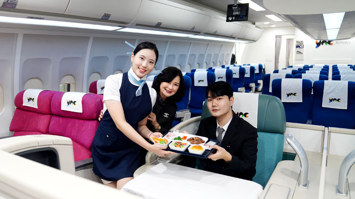 영남이공대학교 호텔·항공서비스 전공 학생들이 최신 항공 실습실에서 김은주 교수와 모의실무실습을 진행하고 있다. *재판매 및 DB 금지