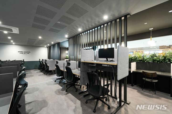[서울=뉴시스] 데스커 사용 중인 스파크플러스 코엑스점. (사진=데스커 제공). photo@newsis.com 