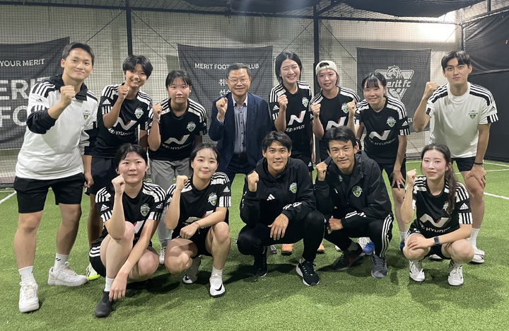 [서울=뉴시스] 프로축구 K리그1 전북현대가 소속 수비수 최철순, 미드필더 한교원이 일일 강사로 변신했다고 13일 밝혔다. (사진=전북현대 제공) *재판매 및 DB 금지