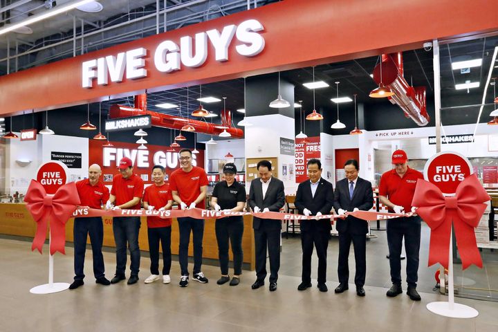 13일 오전 파이브가이즈 여의도 오픈을 기념 테이프 커팅식을 진행하고 있다. 좌측부터 이안 로스 멕켄지 파이브가이즈 아시아태평양 운영 총괄 부사장, 오민우 에프지코리아 대표이사, 김영훈 한화갤러리아 대표이사, 김동선 한화갤러리아 전략본부장, 차지혜 파이브가이즈2호점 점장, 김형종 현대백화점 대표이사, 나명식 현대백화점 부사장, 김창섭 현대백화점 전무, 크리스 굿차일드 파이브가이즈 인터내셔날 디렉터(사진=에프지코리아 제공) *재판매 및 DB 금지