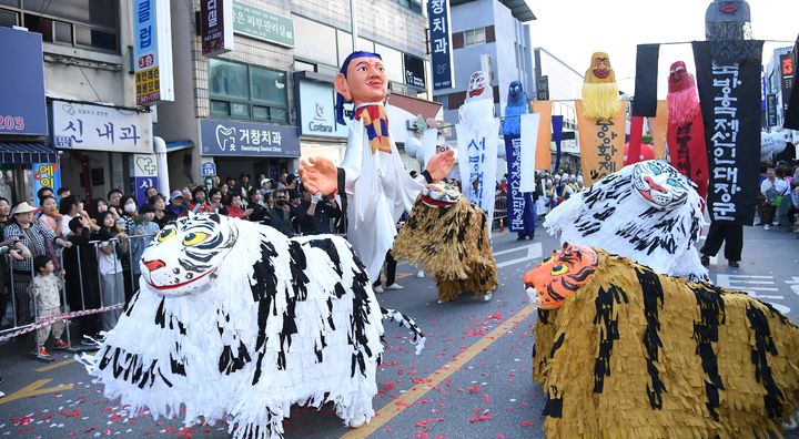 [거창=뉴시스] 거창군청 군민의날 기념 거리퍼레이드 *재판매 및 DB 금지	  *재판매 및 DB 금지