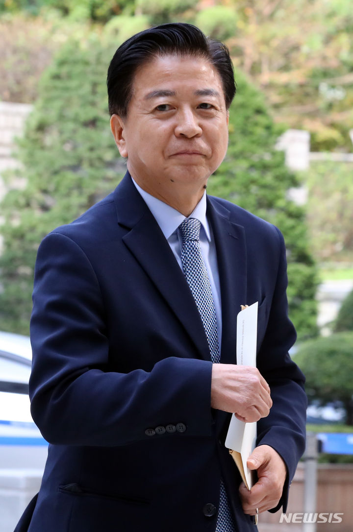 [서울=뉴시스] 최진석 기자 = 불법 정치자금 수수 혐의로 재판에 넘겨진 노웅래 더불어민주당 의원이 13일 서울 서초구 서울중앙지법에서 열린 1심 속행공판에 출석하고 있다. 2023.10.13. myjs@newsis.com