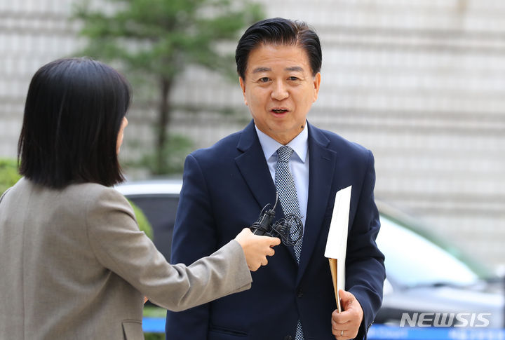 [서울=뉴시스] 최진석 기자 = 불법 정치자금 수수 혐의로 재판에 넘겨진 노웅래 더불어민주당 의원이 13일 서울 서초구 서울중앙지법에서 열린 1심 속행공판에 출석하며 기자의 질문에 답하고 있다. 2023.10.13. myjs@newsis.com