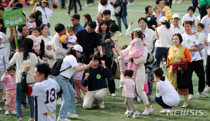 [서울=뉴시스] 김선웅 기자 = 13일 서울 송파여성축구장에서 열린 송파구 주최·송파구가정어린이집연합회 주관 '아기새들의 놀이한마당' 가을운동회에서 참여 어린이들과 학부모, 보육 교직원들이 체조를 하고 있다. 2023.10.13. mangusta@newsis.com