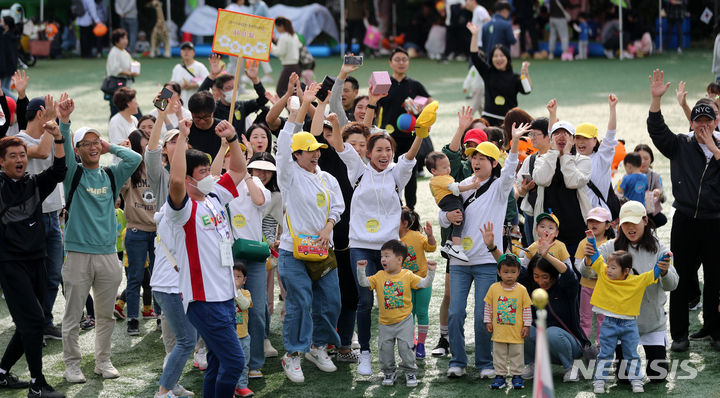 [서울=뉴시스] 김선웅 기자 = 13일 서울 송파여성축구장에서 열린 송파구 주최·송파구가정어린이집연합회 주관 '아기새들의 놀이한마당' 가을운동회에서 참여 어린이들과 학부모, 보육 교직원들이 체조를 하고 있다. 2023.10.13. mangusta@newsis.com