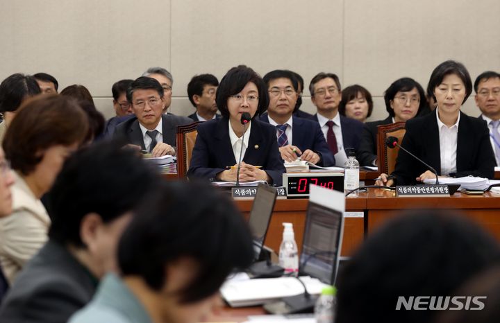 답변하는 오유경 식약처장.  [서울=뉴시스] 조성봉 기자 = 13일 오전 서울 여의도 국회에서 열린 보건복지위 국정감사에서 오유경 식품의약품안전처 처장이 의원들의 질의에 답변하고 있다. 2023.10.13. suncho21@newsis.com