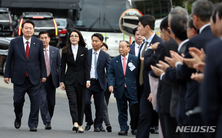 [목포=뉴시스] 전신 기자 = 윤석열 대통령과 부인 김건희 여사가 13일 전남 목포 공생원에서 열린 공생복지재단 설립 95주년 기념식에 입장하고 있다. 2023.10.13. photo1006@newsis.com