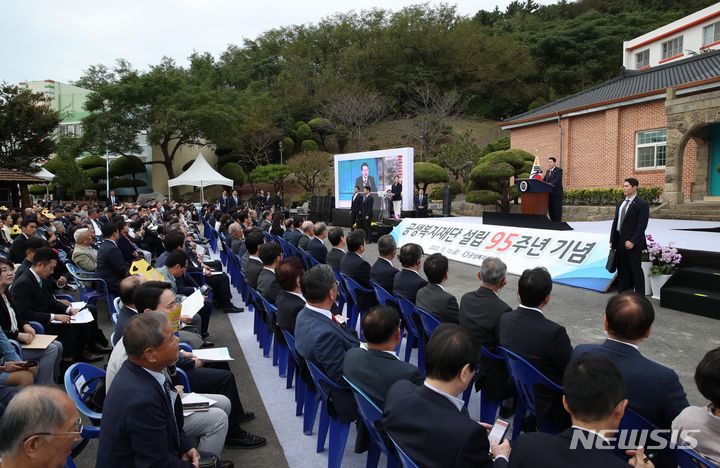 [목포=뉴시스] 전신 기자 = 윤석열 대통령이 13일 전남 목포 공생원에서 열린 공생복지재단 설립 95주년 기념식에서 축사하고 있다. 2023.10.13. photo1006@newsis.com