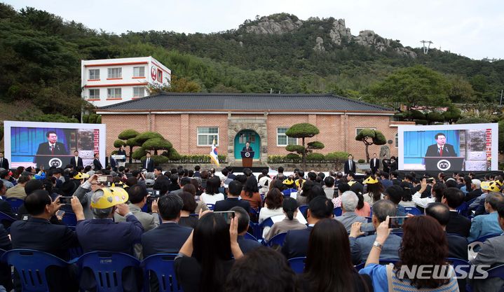 [목포=뉴시스] 전신 기자 = 윤석열 대통령이 13일 전남 목포 공생원에서 열린 공생복지재단 설립 95주년 기념식에서 축사하고 있다. 2023.10.13. photo1006@newsis.com