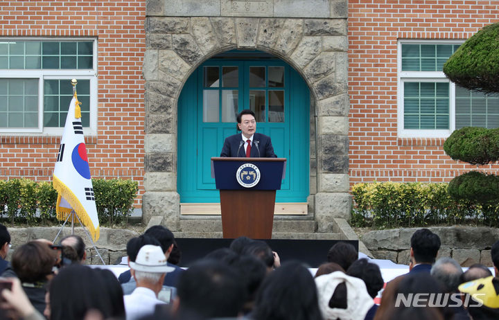 [목포=뉴시스] 전신 기자 = 윤석열 대통령이 13일 전남 목포 공생원에서 열린 공생복지재단 설립 95주년 기념식에서 축사하고 있다. 2023.10.13. photo1006@newsis.com
