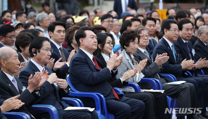 [목포=뉴시스] 전신 기자 = 윤석열 대통령과 부인 김건희 여사가 13일 전남 목포 공생원에서 열린 공생복지재단 설립 95주년 기념식에 참석해 박수를 치고 있다. 2023.10.13. photo1006@newsis.com