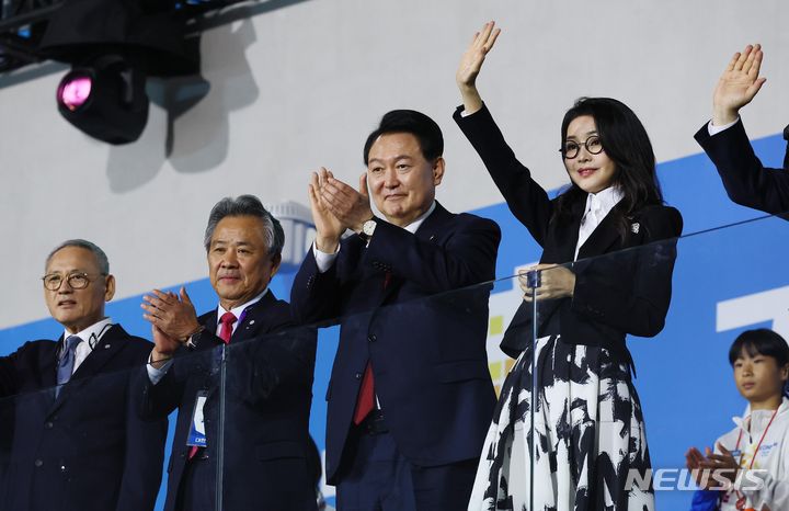 [목포=뉴시스] 전신 기자 = 윤석열 대통령과 부인 김건희 여사가 13일 전남 목포종합경기장에서 열린 제104회 전국체육대회 개회식에서 선수단 입장에 박수치고 있다. 2023.10.13. photo1006@newsis.com