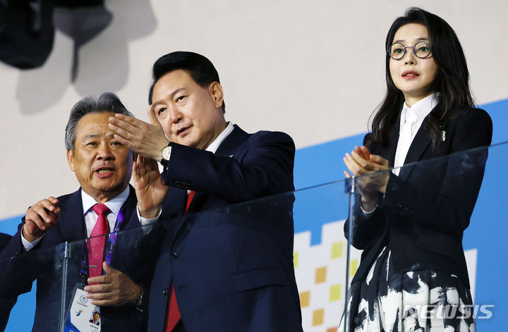 [목포=뉴시스] 전신 기자 = 윤석열 대통령이 13일 전남 목포종합경기장에서 열린 제104회 전국체육대회 개회식에서 선수단 입장 모습을 보며 이기흥 대한체육회 회장과 대화하고 있다. 오른쪽은 김건희 여사. 2023.10.13. photo1006@newsis.com