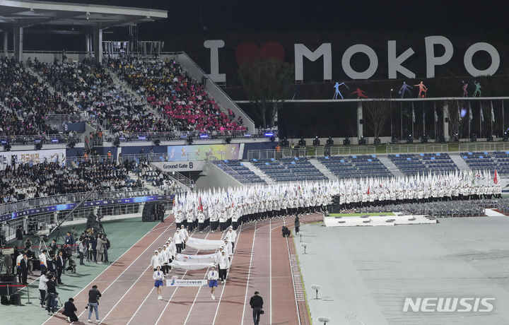 [목포=뉴시스] 김근수 기자 = 13일 전남 목포시 목포종합경기장에서 열린 제104회 전국체육대회 개회식에서 참가 선수단 깃발이 입장하고 있다. 2023.10.13. ks@newsis.com