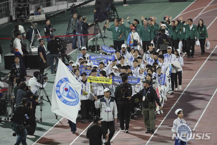 [목포=뉴시스] 김근수 기자 = 13일 전남 목포시 목포종합경기장에서 열린 제104회 전국체육대회 개회식에서 전라남도 참가 선수들이 입장하고 있다. 2023.10.13. ks@newsis.com