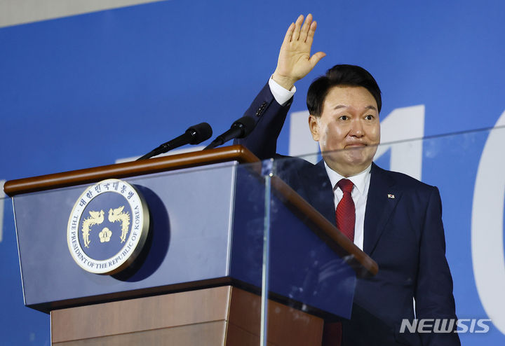 [목포=뉴시스] 전신 기자 = 윤석열 대통령이 13일 전남 목포종합경기장에서 열린 제104회 전국체육대회 개회식에서 인사하고 있다. 2023.10.13. photo1006@newsis.com
