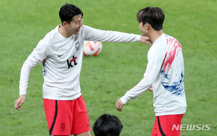 [서울=뉴시스] 이영환 기자 = 손흥민이 13일 오후 서울 마포구 서울월드컵경기장에서 하나은행 초청 대한민국과 튀니지의 친선경기를 앞두고 몸을 풀며 김진수와 대화를 하고 있다. 손흥민은 이날 선발명단에서 제외됐다. 2023.10.13. 20hwan@newsis.com