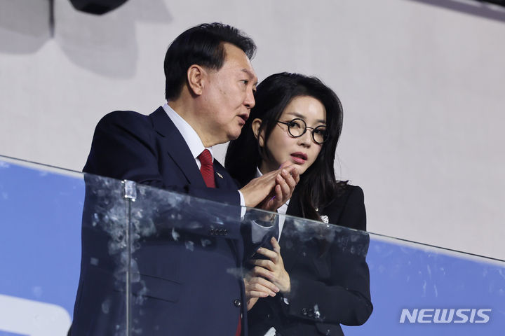 [목포=뉴시스] 지난 2023년 10월 13일 윤석열 대통령과 부인 김건희 여사가 전남 목포종합경기장에서 열린 제104회 전국체육대회 개회식에서 대화하고 있다. (사진=뉴시스DB). photo@newsis.com