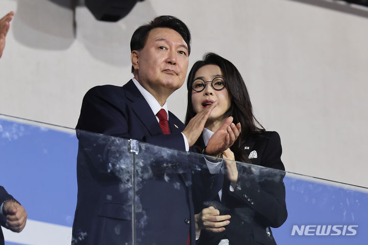 [목포=뉴시스] 전신 기자 = 이번주 윤석열 전 대통령의 불법 여론조사 수수 혐의 재판에 김건희 여사가 증인으로 출석한다. 사진은 윤 전 대통령과 김 여사가 2023년 10월 13일 전남 목포종합경기장에서 열린 제104회 전국체육대회 개회식에서 대화하는 모습. 2026.04.12. photo1006@newsis.com