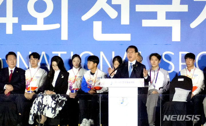 [목포=뉴시스] 이창우 기자=김영록 전남도지사가 13일 오후 목포종합경기장에서 열린 '제104회 전국체육대회' 개회식에서 환영사를 하고 있다. (사진=전남도 제공) 2023.10.13. photo@newsis.com *재판매 및 DB 금지