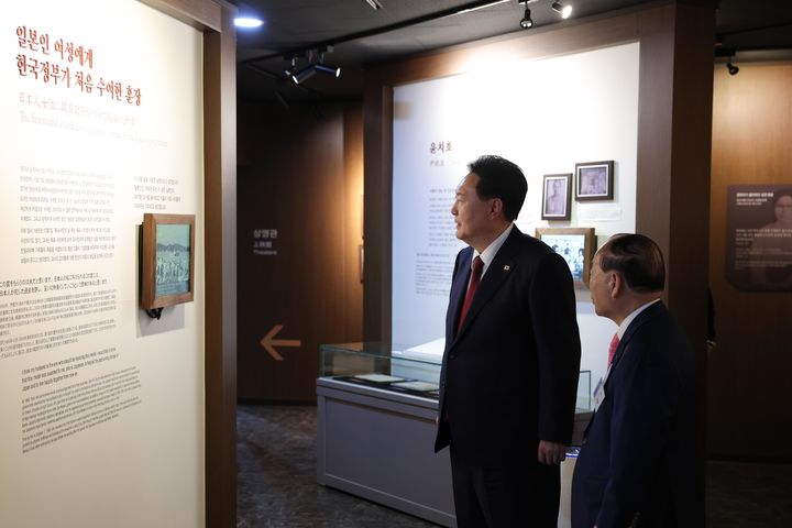 [서울=뉴시스] 윤석열 대통령이 13일 전남 목포 공생원에서 열린 공생복지재단 설립 95주년 기념식 참석에 앞서 윤치호·윤학자 기념관을 관람하고 있다. (사진=대통령실 제공) 2023.10.13. photo@newsis.com *재판매 및 DB 금지