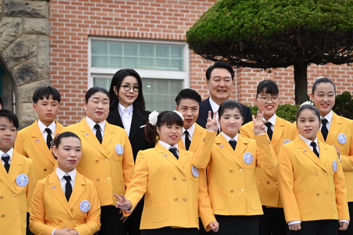 [서울=뉴시스] 윤석열 대통령과 부인 김건희 여사가 13일 전남 목포 공생원에서 열린 공생복지재단 설립 95주년 기념식에 참석해 공생복지재단 아동과 장애인으로 구성된 수선화 합창단과 기념촬영 하고 있다. (사진=대통령실 제공) 2023.10.13. photo@newsis.com *재판매 및 DB 금지