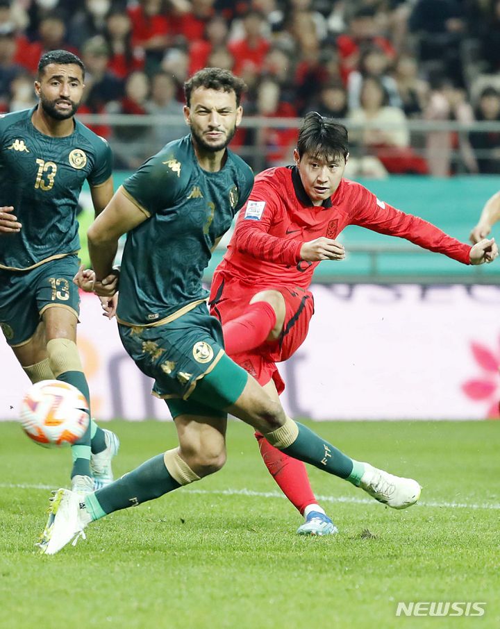 [서울=뉴시스] 최동준 기자 = 13일 오후 서울 마포구 서울월드컵경기장에서 열린 하나은행 초청 대한민국과 튀니지의 친선경기, 이강인이 추가골을 성공시키고 있다. 2023.10.13. photocdj@newsis.com