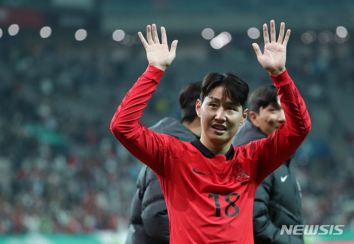 [서울=뉴시스] 김명년 기자 = 13일 오후 서울 마포구 서울월드컵경기장에서 열린 하나은행 초청 축구 국가대표 평가전 대한민국과 튀니지의 경기, 4-0으로 승리한 대한민국 이강인이 관중에게 인사하고 있다. 2023.10.13. kmn@newsis.com