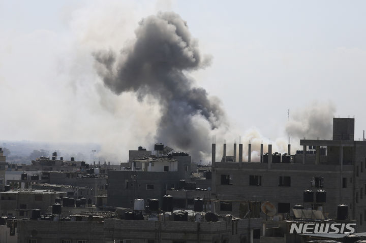 [라파=AP/뉴시스]13일(현지시간) 팔레스타인 가자지구 라파에서 이스라엘 공습 후 폭발로 연기가 피어오르고 있다. 2023.10.14.