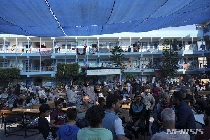 [AP/뉴시스] 가자전쟁 일주일 째인 2023년 10월 14일 팔레스타인 인들이 이스라엘 군의 보복 공습을 피해 유엔이 운영하는 누이세라트 난민촌 인근 학교에 모여 있다. 이집트와 이스라엘, 미국은 가자지구에 있는 외국인들이 이집트로 건너가는 라파 검문소를 통해 국경을 통과하는 것을 허용하기로 합의했다고 이집트 고위 관리가 14일 밝혔다. 2023.10.14.