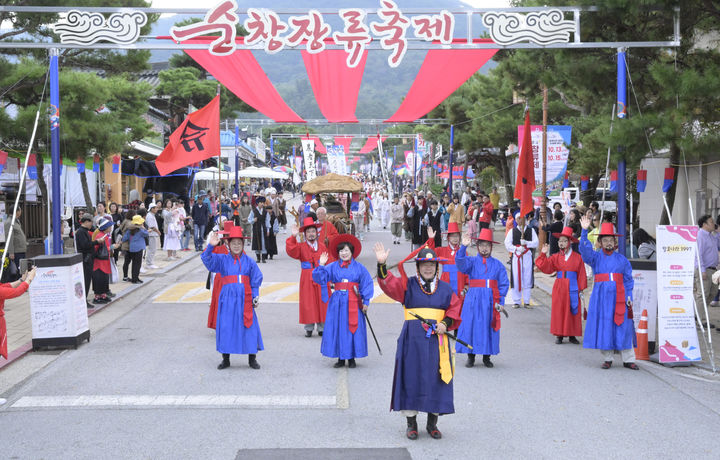 [순창=뉴시스] 김종효 기자 = 14일 ‘제18회 순창장류축제’ 2일차, 축제 주요 프로그램인 순창고추장 임금님 진상행렬이 순창고추장민속마을을 나서고 있다. 선두를 최영일 순창군수가 이끌고 있다. (사진 = 순창군 제공) 2023.10.14. photo@newsis.com *재판매 및 DB 금지
