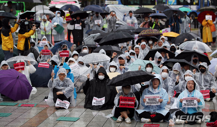 [서울=뉴시스] 김진아 기자 = 14일 오후 서울 종로구 보신각 앞에서 열린 '전국 전세사기·깡통전세 피해자 집중 집회'에서 피해자들이 구호를 외치고 있다. 2023.10.14. bluesoda@newsis.com