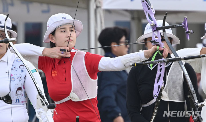 [광주=뉴시스] 이영주 기자 = 14일 오후 광주 남구 광주국제양궁장에서 열린 제104회 전국체전 양궁 리커브 여자 고등·대학·일반부 70m·60m 경기, 국가대표 기보배(광주시청)가 활 시위를 당기고 있다. 2023.10.14. leeyj2578@newsis.com