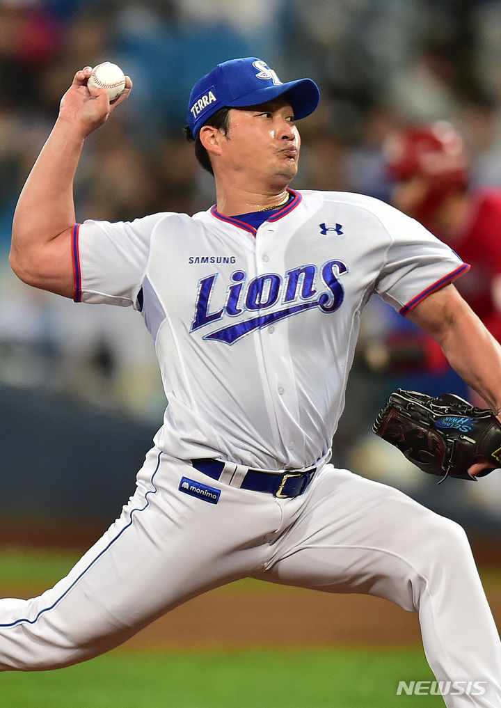 [대구=뉴시스] 이무열 기자 = 14일 오후 대구 삼성라이온즈파크에서 열린 프로야구 신한은행 SOL 2023 KBO리그 SSG 랜더스의 경기와 삼성 라이온즈의 경기, 9회초 삼성 마무리 투수 오승환이 역투하고 있다. 2023.10.14. lmy@newsis.com